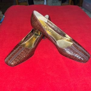 NWOT~J.Renee Women’s Brown Shoes. Sz 9N Gustine Embossed Animal Skin Print.